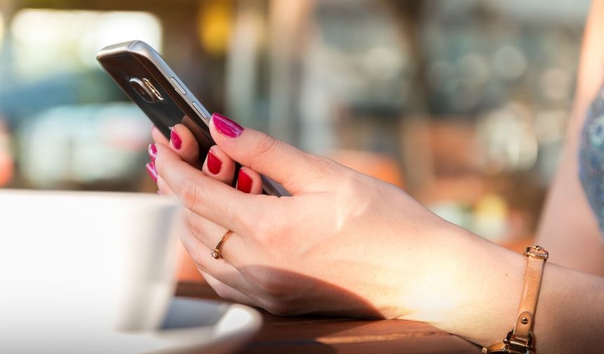 AA nın haberine göre; Bakanlığın yazılı açıklamasında, yurt dışından gelen yolcuların 3 takvim yılında bir cep telefonunu gümrük vergilerinden muaf getirebildiği hatırlatıldı.
Bu telefonlar için “yolcunun kimlik numarasına kayıtlı hatlarla kullanılma şartı” da eklendiği belirtilen açıklamada, “Söz konusu uygulama dahilinde, yolcu beraberi cep telefonu muafiyet limitinin (üç takvim yılında 1 adet) teknik takibini mümkün kılmak için, Ticaret Bakanlığı Gümrükler Muhafaza Genel Müdürlüğü koordinesinde yeni bir düzenlemeyi hayata geçiriliyor.