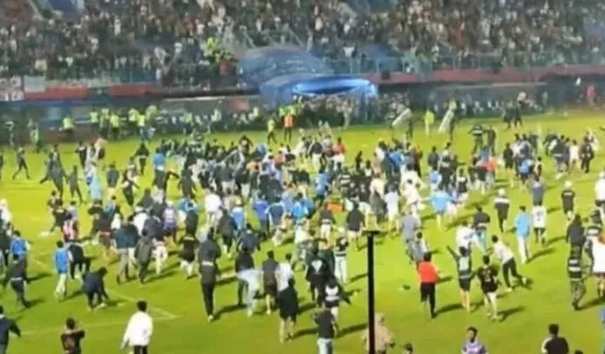 Endonezya'da futbol maçında izdiham yaşandı.. 174 ölü!