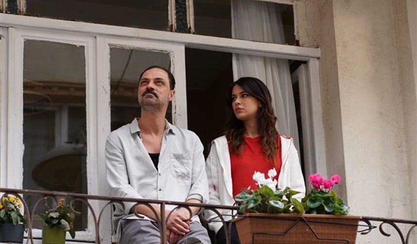 Gelsin Hayat Bildiği Gibi’nin oyuncu kadrosunda Ertan Saban, Özge Özberk, Devrim Özkan, Nilsu Berfin Aktaş, Mustafa Açılan, Özgü Delikanlı, Ayşe Kırca, Sanem Babi, Onur Özer, Rojbin Erden, Ali Berge, Furkan Murat Uğur, Murat Göçmez gibi deneyimli ve genç isimler bir arada yer alıyor.