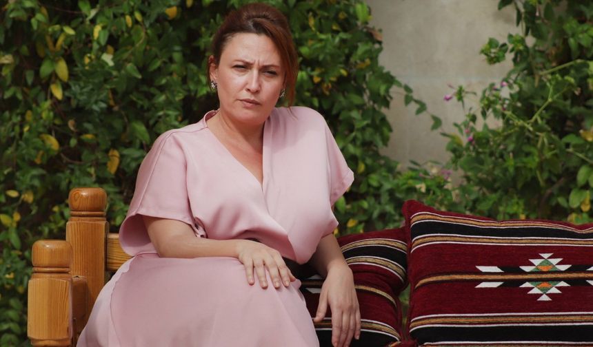 Dizi başlar başlamaz yenge İfakat bir anda gündeme oturdu...İfakat yengenin evin oğlu Orhan'la yasak bir ilişki yaşaması sosyal medyada büyük ses getirdi.