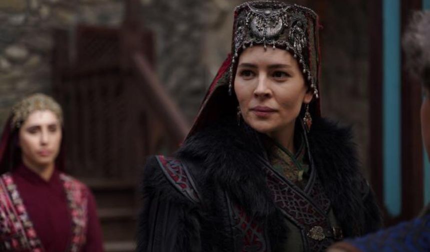 FRIGG, MALHUN HATUN’U HANÇERLEYECEK Mİ?
Yenişehir’de Olof’a ait bir şey vardır. Olof her şeyi göze alıp onu almak için elinden geleni yapacaktır. Olof’u Yenişehir’de neler beklemektedir? Öte yandan, Olof’un sevgilisi Frigg ise hançerini Malhun Hatun’a doğrultmuştur. Malhun Hatun nasıl bir tehlikenin içindedir?
