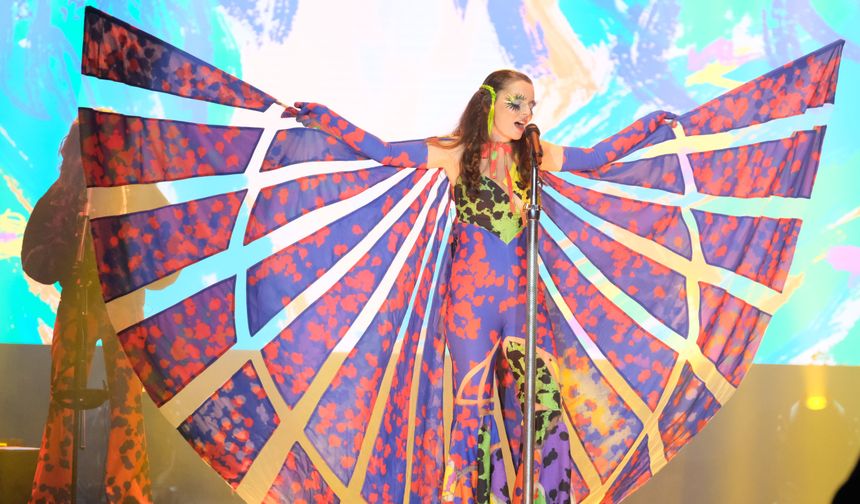 Nil Karaibrahimgil konserinde gökkuşağı renklerine büründü!