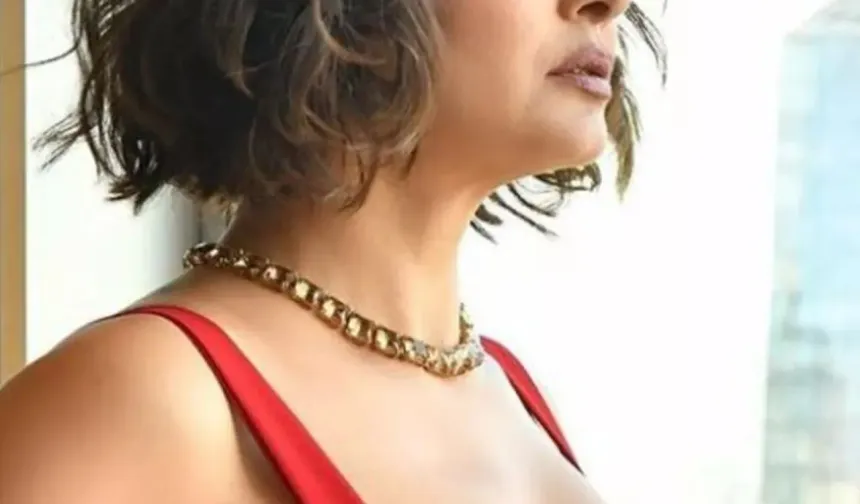 46 yaşındaki oyuncu 16 saat aç kaldığını belirterek 1 ayda 10 kilo verdiğini açıklamıştı.

Fit görüntüsüyle dikkat çeken Nurgül Yeşilçay kırmızı elbisesiyle sosyal medyayı salladı.