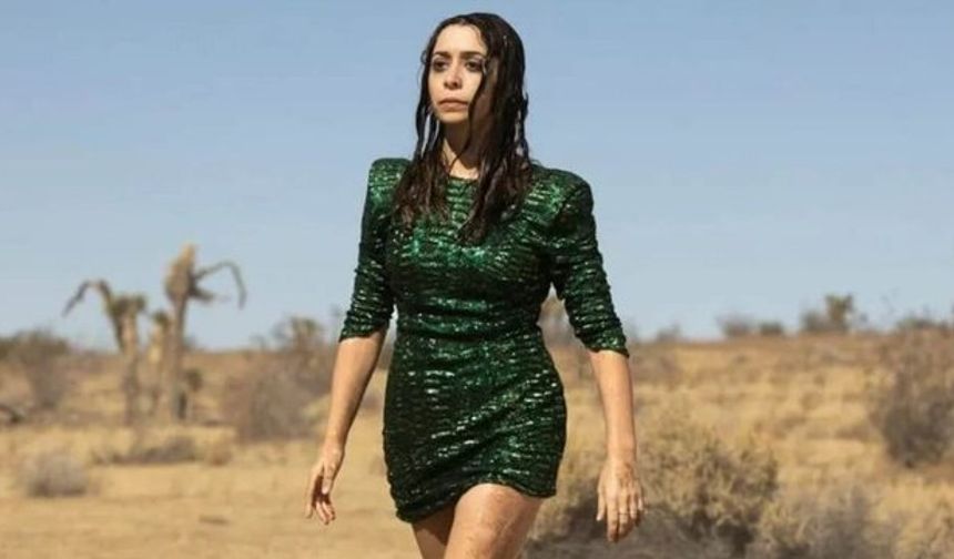 9. MADE FOR LOVE (HBO MAX)
Komedi ve bilim kurguyu bir araya getiren Made for Love bir teknoloji milyarderiyle evli olan Hazel'ın ilginç hikayesini anlatıyor. Genç kadın, beynine takılan bir çip vasıtasıyla sürekli izlendiğini keşfedince kocasından ayrılmaya çalışıyor. Dizinin başrollerinde Cristin Milioti ve Billy Magnussen yer alıyor. Alissa Nutting'in 2017 yılında yayımlanan romanından uyarlanan dizinin 3. sezon onayı alamadığını belirtelim.