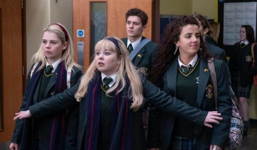 8. DERRY GIRLS (NETFLIX)
Dizi 1990'larda Kuzey İrlanda'da yaşanan siyasi çatışmaların ortasında evrensel ergenlik sorunlarıyla başa çıkmaya çalışan 5 neşeli öğrenciye odaklanıyor. Katolik lisesinde okuyan Erin, Orla, Clare, Michelle ve James'in türlü maceralarda kendilerini bulduğu dizi toplamda 3 sezon... 2018'de başlayan dizinin ne yazık ki 4. sezonu olmayacak.