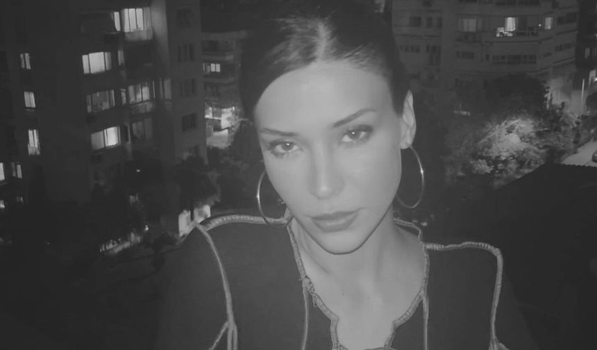 2 Eylül 1998 yılında Muğla'da dünyaya gelen Devrim Özkan, Muğla Sıtkı Koçman Üniversitesi Güzel Sanatlar Fakültesi'nden mezun oldu.
