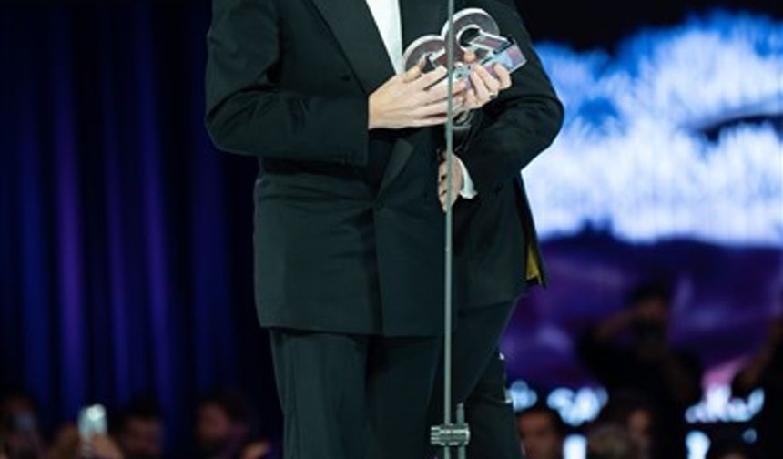 Yılın Ekran Yüzü ödülünü Berk Oktay'ın, yılın En İyi Erkek Oyuncu Ödülünü Uraz Kaygılaroğlu'nun aldığı GQ Türkiye Men of The Year 2022 ödüllerinde birçok isim sahneye çıktı.