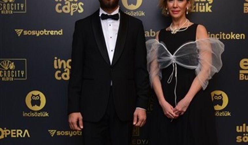 Gonca Vuslateri ve Emin Adanur’un tüm misafirlerle temsili yeni yıla geri sayımla başladığı gecede İnci Sözlük’ün bir öğrenci projesi ile başladığını belirten Adanur sözlerine şu ifadelerle devam etti; “Genç bir girişimci hikayesi ile çıkılan yolda bugün 15. yılımıza girmenin gurur ve mutluluğunu yaşıyoruz. Hızla dijitalleşen ve gelişen dünyada, 15 yıldır Türkiye’nin en güçlü sosyal medya platformu olarak varız. Bu özel gecede 15 yıldır olduğu gibi sizlerle olmak büyük keyif. Yeni yıla girmeye sayılı günler kala herkese şimdiden sevdikleriyle mutlu, huzurlu ve sağlıklı bir sene diliyorum. Birlikte karşılayacağımız nice mutlu yıllar dilerim.”