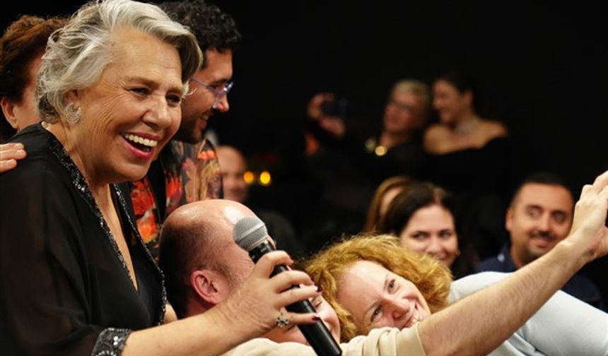 Bu özel gecede ünlü sanatçıyı aralarında dizi arkadaşları Burcu Binici, Değer Soysal Alp, Kerem Kupacı, Mina Derman, Pelin Uluksar, casting ajansı kurucusu Tümay Özokur, magazin gazetecisi Funda Erkoç, İletişim uzmanı Bahar Tamgül Çetin gibi isimler yalnız bırakmadı.
