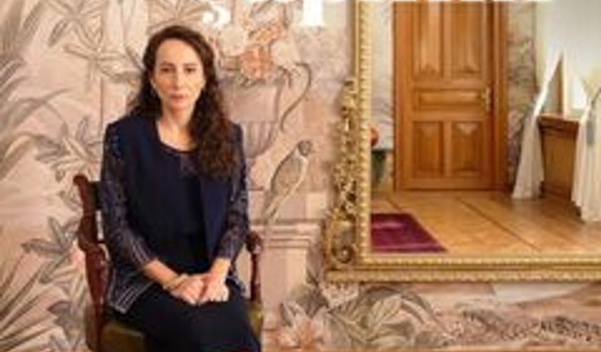 Yalı Çapkını dizisinde Seyran ve Suna'nın annesi Esme'ye hayat veren oyuncu Sezin Bozacı'nın gerçek hayattaki hali görenleri büyüledi.