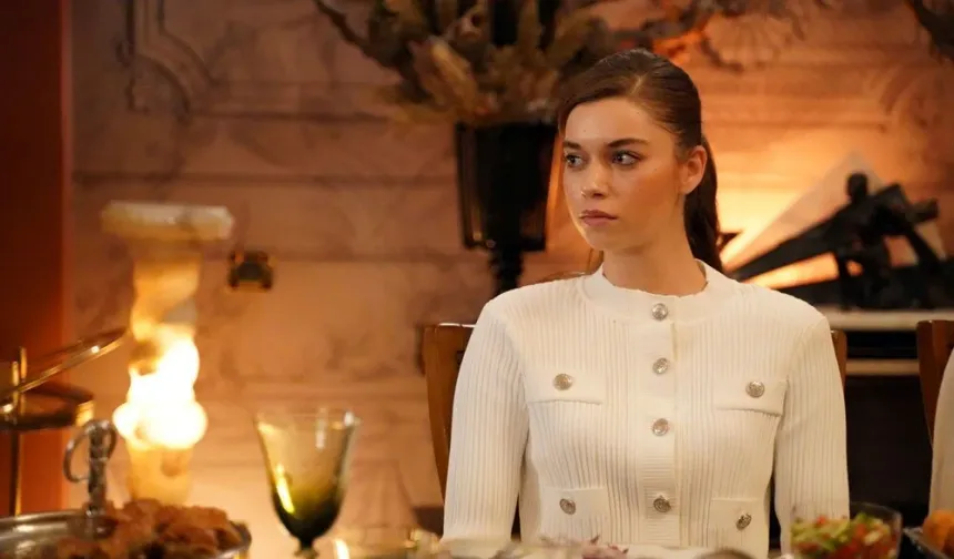 Yapımını OGM Pictures’ın üstlendiği, hikayesi Gülseren Budayıcıoğlu’na ait olan Yalı Çapkını’nda; Afra Saraçoğlu, Mert Ramazan Demir ve Çetin Tekindor başrolde yer alırken; Şerif Sezer, Gülçin Şantırcıoğlu, Emre Altuğ, Gözde Kansu, Ersin Arıcı, Beril Pozam, Doğukan Polat, İrem Altuğ, Öznur Serçeler, Hülya Duyar, Diren Polatoğulları, Sezin Bozacı, Yiğit Tuncay, Buçe Buse Kahraman, Cansu Fırıncı, Selen Özbayrak, Umut Gezer gibi isimler de oyuncu kadrosunda yer alıyor.