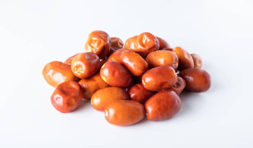 İğde'nin çok güçlü bir antioksidan etkisi vardır, K Vitamini ile midenin ve bağırsakların enfeksiyonunu giderir, yaraya ve ödeme karşı mücadele eder. iğde, karaciğer sirozu olan insanlar için etkilidir. İğde tozu, pıhtılaşan beyaz kan hücrelerinin miktarını azaltır ve kalp hastalığı riskini düşürür.
