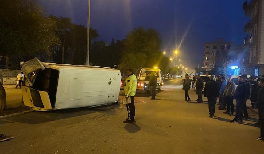 Adana Ceyhan'da minibüs ile otomobil çarpıştı! 9 yaralı
