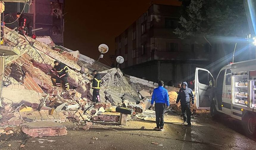 Sosyal medyada yapılan paylaşımlarda göçük altında birçok vatandaşın olduğu bildirilirken, bölgedeki artçı sarsıntılar da sürüyor.