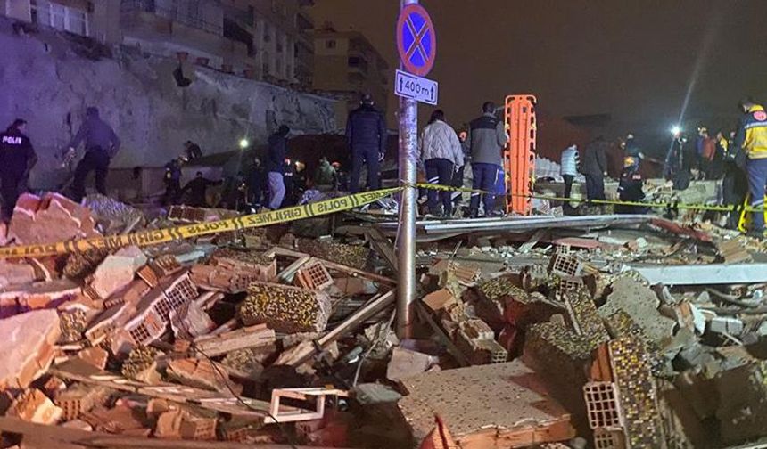 Gaziantep'in Nurdağı ilçesinde saat 6.4 büyüklüğünde deprem yaşanmasının ardından, İslahiye ilçesinde de saat 04:36’da 6.5 büyüklüğünde bir deprem daha meydana geldi.