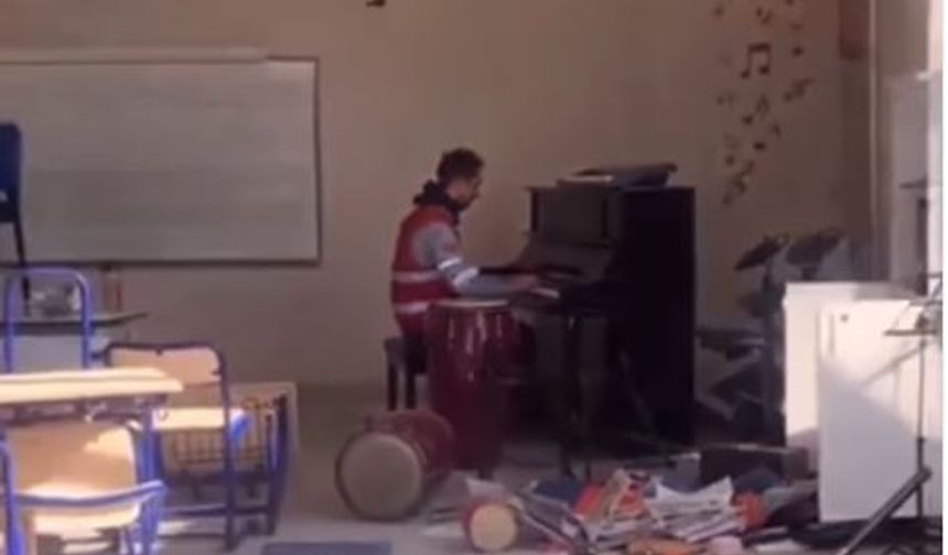 Depremde zarar gören sınıfında müzik öğretmeni, böyle piyano çaldı