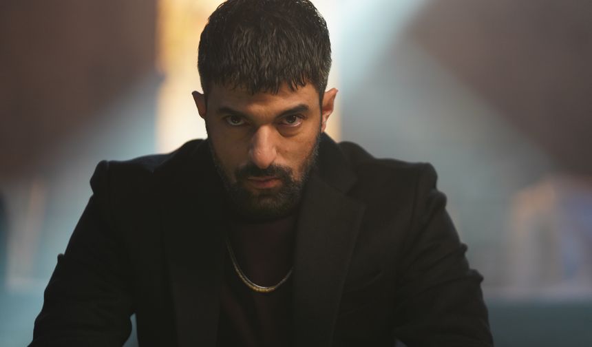 Tahir ise Ali Galip’in asıl kararıyla bir çıkmaza girer. Hayatı boyunca ona sahip çıkan patronun her emrini yerine getiren Tahir, bu sefer kalbi ve aklı arasında bir yerde sıkışıp kalır.