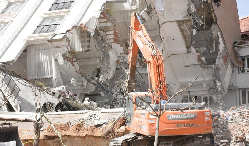 Yavuz Selim Mahallesi`nde bulunan Kaya Apartmanı ise yapıda hasar gözükmemesine rağmen temelden koparak arkasındaki binaların üstüne devrilmesiyle dikkati çekiyor.