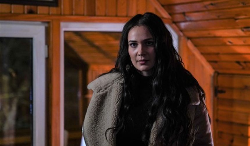 Ali, Kosova’dan yaralı dönen Nadia’yı ihtimamla iyileştirmeye çalışır. Diğer yandan da ondan Mithat Sargon
ve Ahtapot yapılanmasıyla ilgili bilgi almak ister. Sacit Komutan’ın Nadia’ya olan güveni zedelenmiştir. Ali
her şeye rağmen canını tim için ortaya koyan Nadia’yı savunur.