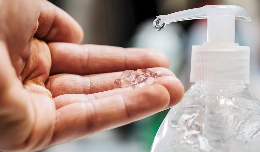 Antibakteriyel etki
Elma sirkesi, anti-inflamatuar ve antibakteriyel bir ev ilacıdır... Elma sirkesi binlerce yıldır yaraları temizlemek ve enfeksiyonları tedavi etmek için kullanılmıştır. Elma sirkesinin antimikrobiyal etkisi bilimsel olarak gözlemlenmiştir. Sirke ile bakteri ve mantarlarla etkili bir şekilde mücadele edilebilir. Yaraları dezenfekte etmek veya vücuttaki veya ciltteki iltihabı azaltmak için , elma sirkesi evde çare olarak her zaman denemeye değer. Ancak şiddetli bir rahatsızlık, ağrı veya aşırı yüksek ateşiniz varsa mutlaka bir doktora başvurmalısınız.