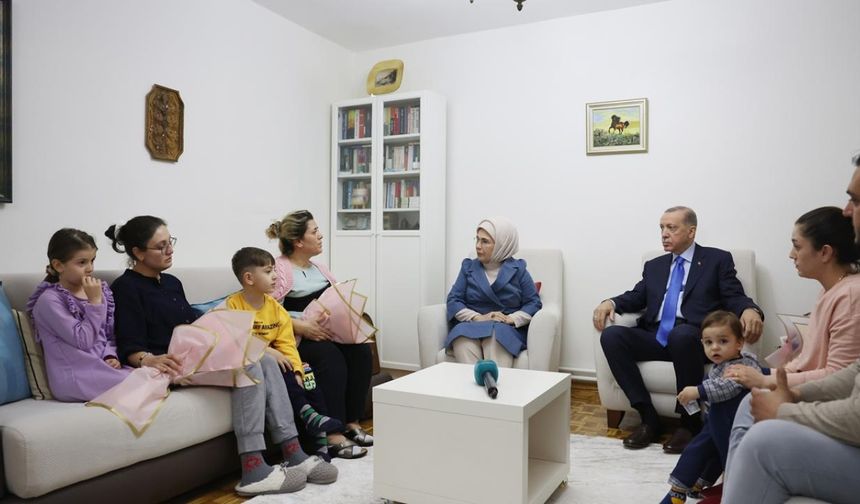 Cumhurbaşkanı Erdoğan depremzede aileyi ziyaret etti!
