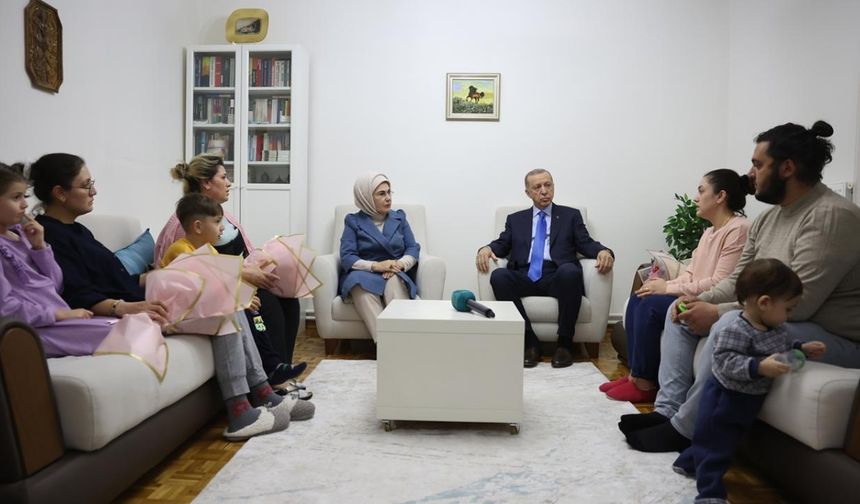 Bir akrabasının tahsis ettiği evde iki kızı, iki damadı ve torunlarıyla kalan Hülya Çelebi`nin eşi, oğlu, kızı ve torununu depremde kaybettiği öğrenildi.