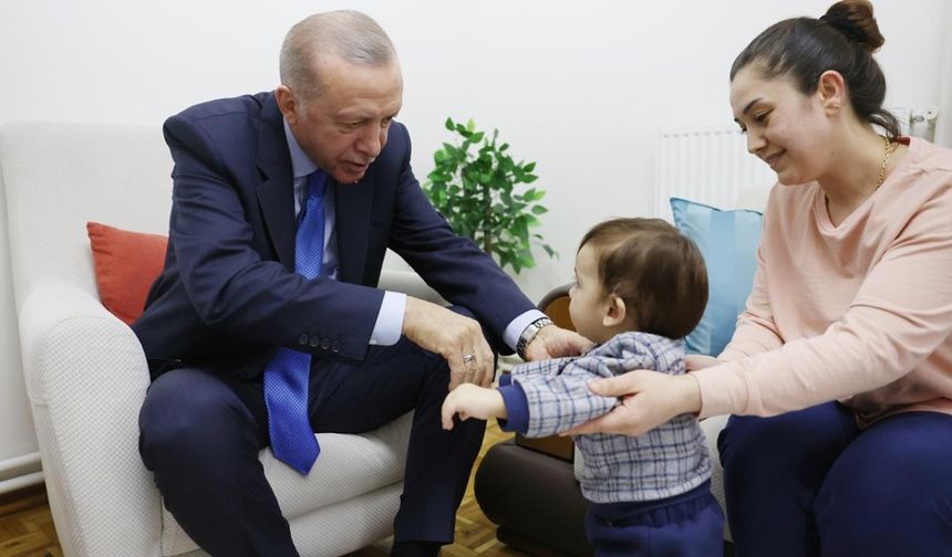 Buradaki sohbet sırasında depremlerin ardından bölgeye 2 kez gittiğini hatırlatan Cumhurbaşkanı Erdoğan, şehirlerin ilk hali ve son halini hatırladığını ifade etti.
