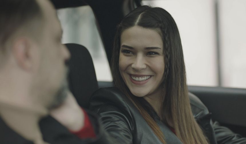 Aylin’in soğuk tavrından bir şeyler olduğunu anlayan Araz, konuşmak ister. Fakat gittikleri kafede yaşanan bir olay ilişkilerinin açığa çıkmasına sebep olacaktır. Bu tehlikeyi ortadan kaldırmak isteyen Aylin’in yardım istediği kişi kim olacaktır?