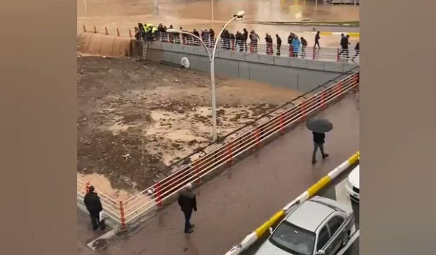 Şanlıurfa'yı sel bastı! Sokaklar sular altında kaldı