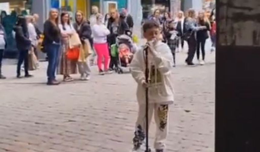Sokak şarkıcısı çocuğun inanılmaz sesi!