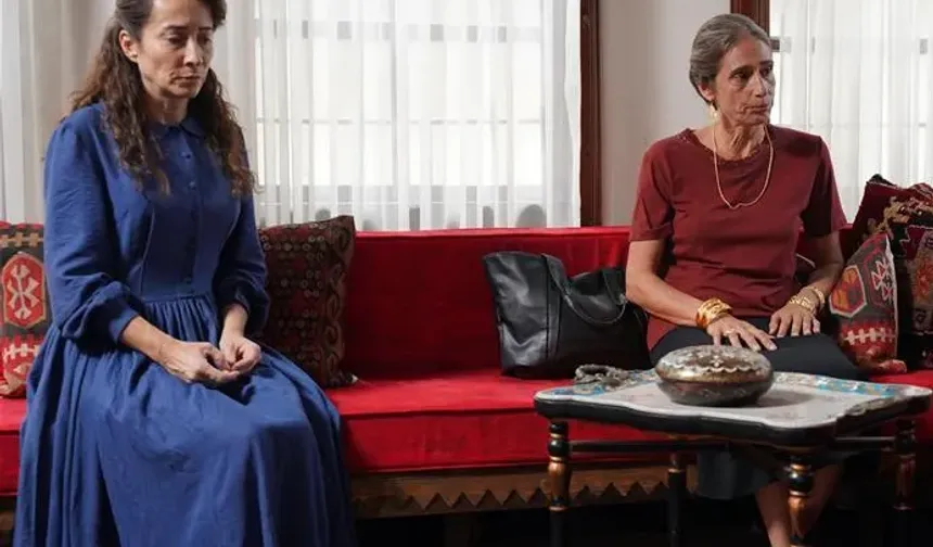 Yalı Çapkını dizisinde  Seyran ve Suna'nın annesi Esme rolüne hayat veren Bozacı, günlük hayatındaki tarzıyla sosyal medyaya damga vurdu.

