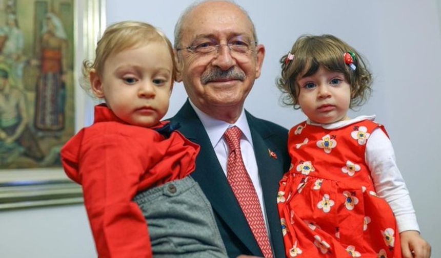 Kemal Kılıçdaroğlu, 23 Nisan'da ikiz torunları "Barış" ve "İpek"le buluştu