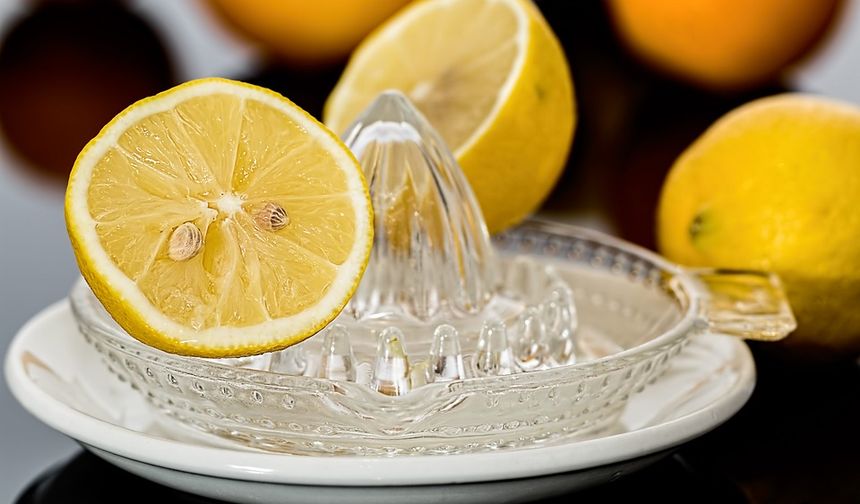 Paslanan malzemelerinizi limon suyunda bekletirseniz pası çözülür ve hızlıca temizleyebilirsiniz. Limon suyu içmek; Bağışıklık sistemini güçlendirir, kırışıklık ve lekeleri azaltır, diş ağrısını dindirir ve kanı temizler.