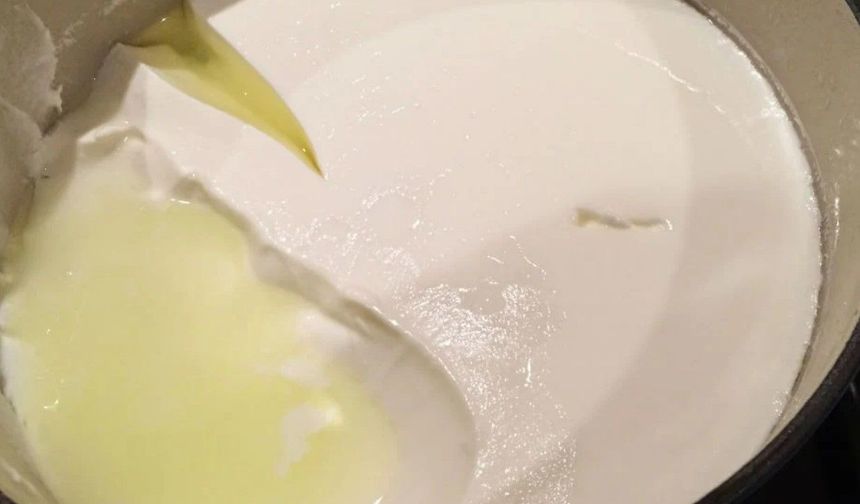 Bağışıklık sistemi: Yoğurt suyu, vücuttaki bağışıklık sistemini güçlendiren vitaminler ve mineraller içerir. Ayrıca, bağırsak florasını koruyarak, bağışıklık sistemi hücrelerinin daha sağlıklı olmasına yardımcı olur.