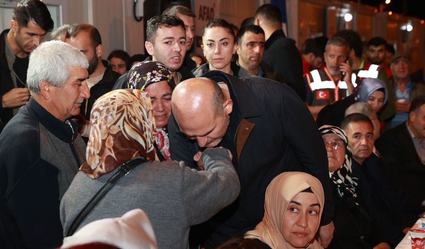 3.000 kişilik 500 konteynerın bulunduğu bölgede İçişleri Bakanı Süleyman Soylu, Üsküdar Belediye Başkanı Hilmi Türkmen ile belediye başkan yardımcıları ve yöneticileri depremzedelerle birlikte iftar yaptı.