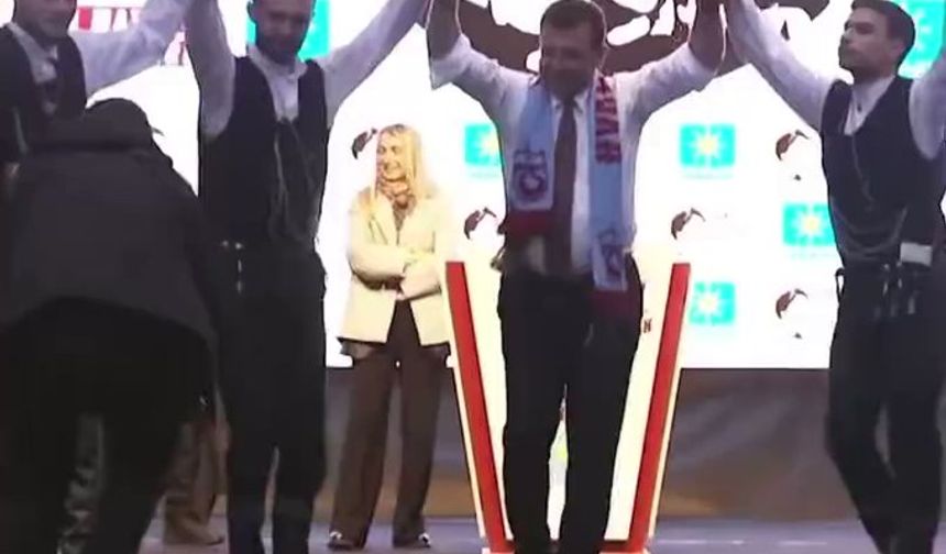 Ekrem İmamoğlu, memleketi Trabzon'da horon oynadı.