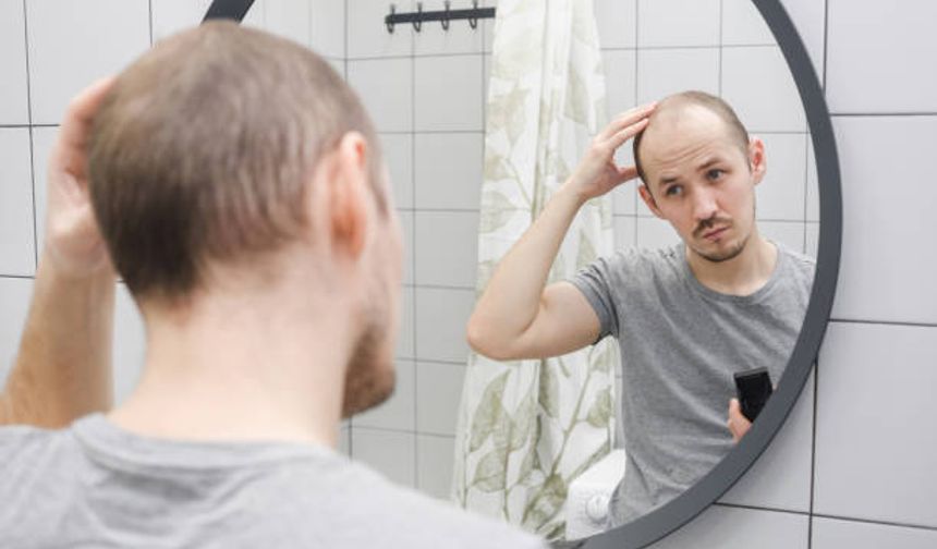 Genetik Yatkınlık: Kalıtımsal faktörler, erkeklerin kellik riskini artırabilir. Genellikle androjenetik alopesi olarak bilinen erkek tipi kellik, ailesel geçiş gösterebilir. Bu durum, saç foliküllerinin zamanla küçülmesi ve saçın giderek incelmesiyle karakterizedir.