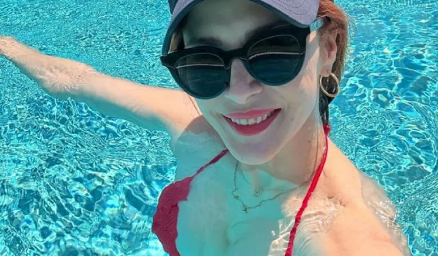 Instagram hesabından kırmızı bikinisiyle olan fotoğraflarını paylaşan oyuncunun pozlarına yorum yağdı