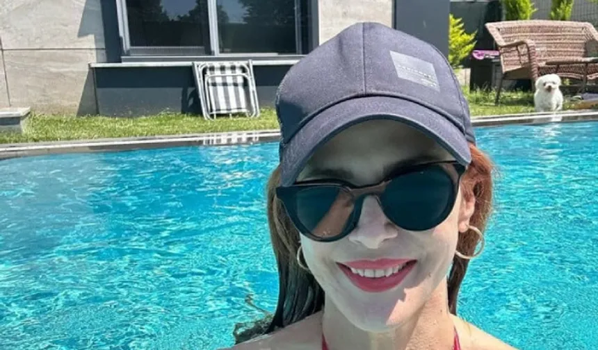 Mine Tugay, yaz sezonunu açtığını kırmızı bikinisi ile havuza girerek ilan etti