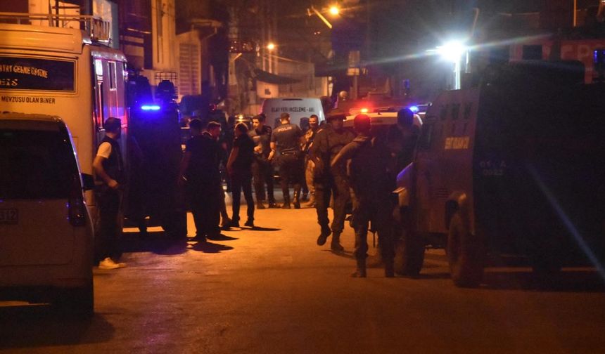 Adana'da kavgayı ayırmaya çalışan polis memuru bıçakla yaralandı