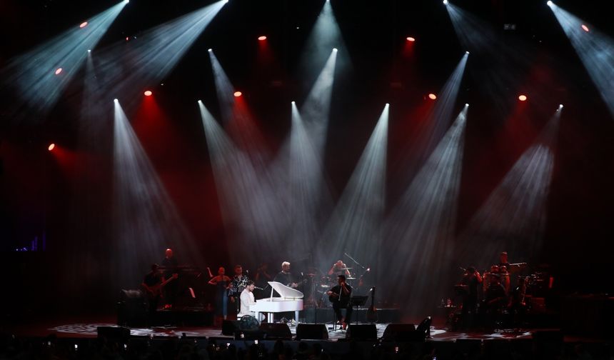 SİNAN AKÇIL’LA BOĞAZIN KIYISINDA ‘FARK ATAN’ GECE

Sahneye çıktığı ilk andan itibaren bambaşka bir atmosfer yaratan Sinan Akçıl, sevilen şarkısı ‘Yüzyılın Aşkı’ ile konser alanını coşturdu.