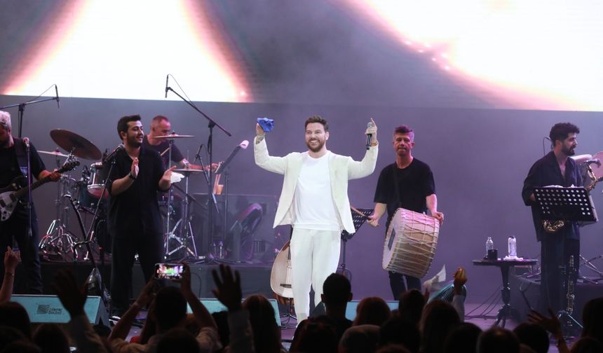 Sosyal sorumluluk projeleri ile adından sıkça söz ettiren Akçıl, “Konserin gelirleri şehit ve gazi yakınları için olacak. Bunun için çok mutluyum.” sözleriyle anlamlı bağışın duyurusunu yaptı.