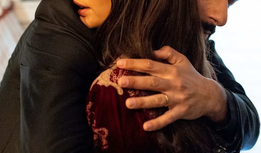 Ve Tahir, mutlu aile düşünün paramparça olduğunu, karısı Farah ve Kerimşah’ın Behnam
tarafından alıkonulduğunu öğrendiğinde onları kurtarmak için elinden geleni ardına
koymayacaktır. Ancak işler istediği gibi gitmeyecek, kendisine kurulan tuzakla köşeye
sıkışacaktır.