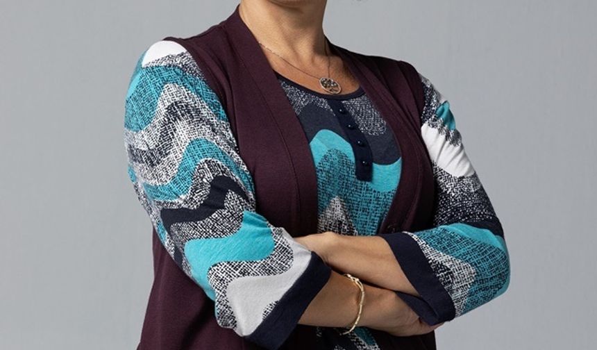 Songül- Ayça Bingöl
Songül, yıllarca başkalarının evinde çalışarak kızı İlkgül ve oğlu İlkkan’ı tek başına büyütmüştür. Uzun zamandır yanında çalıştığı Canan ve oğlu Ahmet ile arasında derin bir bağ vardır. Songül, kendinden önce hep başkalarını düşünür. Başkalarına yardım eli uzatırken kendi derdini bile unutur. Bu sebeple de mahallesinde oturan ve sitede çalışan bütün kadınların manevi ablası, hatta annesi olmuştur. Şu hayatta onun için en kıymetli şey çocuklarıdır. Tüm uğraşları, hayatla mücadelesi onlar içindir. Hep çok çalışmış, kimseye onların boynunu eğdirmemiştir. Sırf bunun için yeri gelmiş sabahtan akşama kadar temizlediği kirler gibi en derin, kirli cümleleri bile yutmuştur. Gözbebeği İlkgül’ün üniversiteyi kazanması Songül’ün sanki hayatla arasında verdiği derin bir nefes ve tüm çabalarının karşılığı olur. Kızı, onun gurur kaynağıdır. Zaman zaman İlkgül onun kalbini çok kırsa da hiçbir günü kızı ile küs bitiremez.