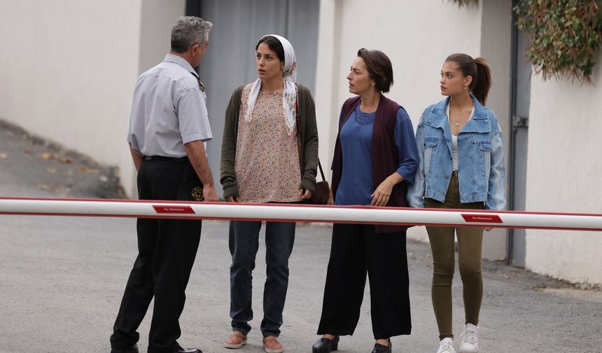 Ahmet ve İlkgül’ün arasında bir şeyler olduğundan şüphelenen Canan panikle soluğu
Songül’ün yanında alınca yanlış anlaşılmalar kaçınılmaz olur.