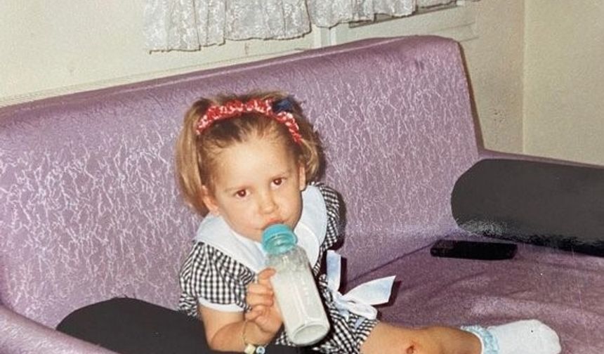 Biberonu ile poz veren bu minik şimdilerin hangi ünlü ismi?