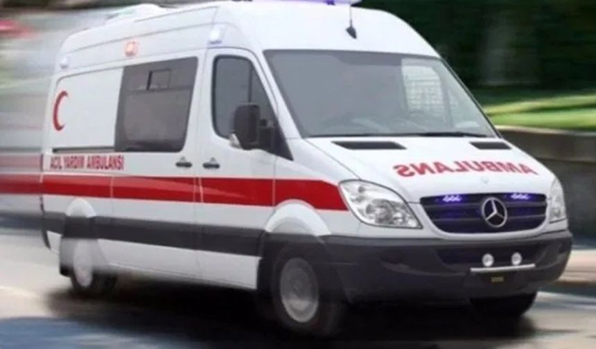 Ambulans ile otomobil çarpıştı: 9 yaralı