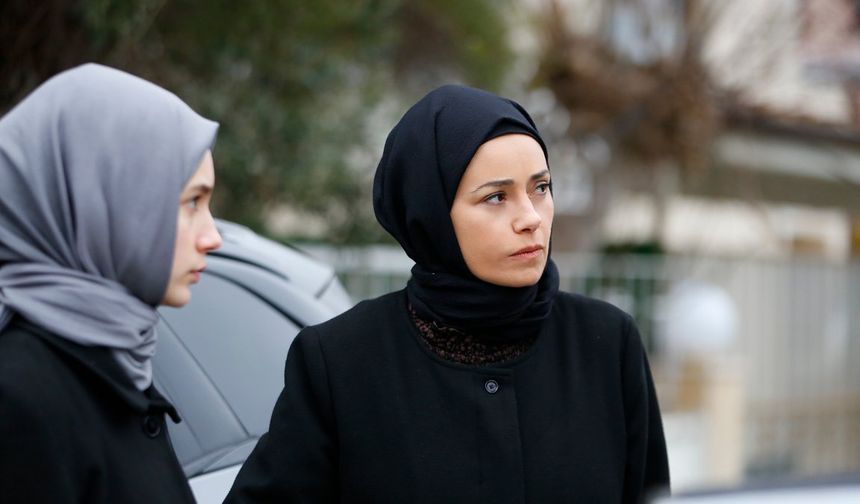Dergah ikili bir için yeni bir karar alır. Ancak Meryem’in kızını kaderine terk etmeye niyeti yoktur.