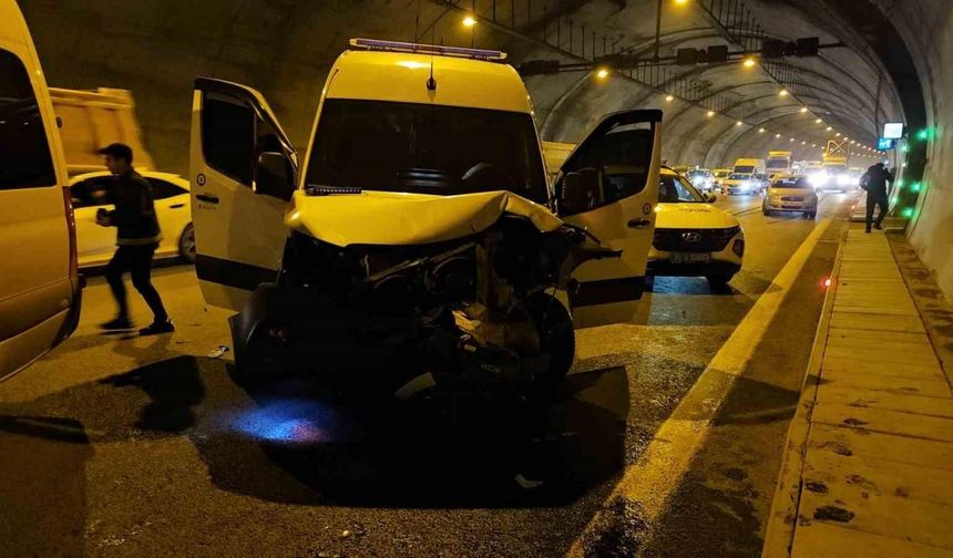 Sultangazi’de hakim ve savcıları taşıyan servis minibüsü kaza yaptı: 2 kişi hafif şekilde yaralandı