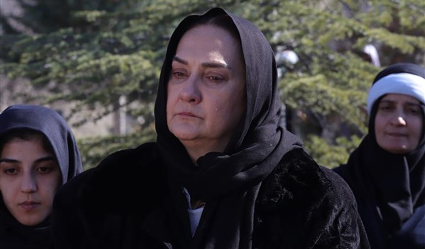 Kara Ağaç’a dönen Raziye, Sultan’ı baraj hayalinden vazgeçirip bir an evvel geri götürmek derdindedir. Fakat Sultan, tam aksine projeyi hızlandırır. 